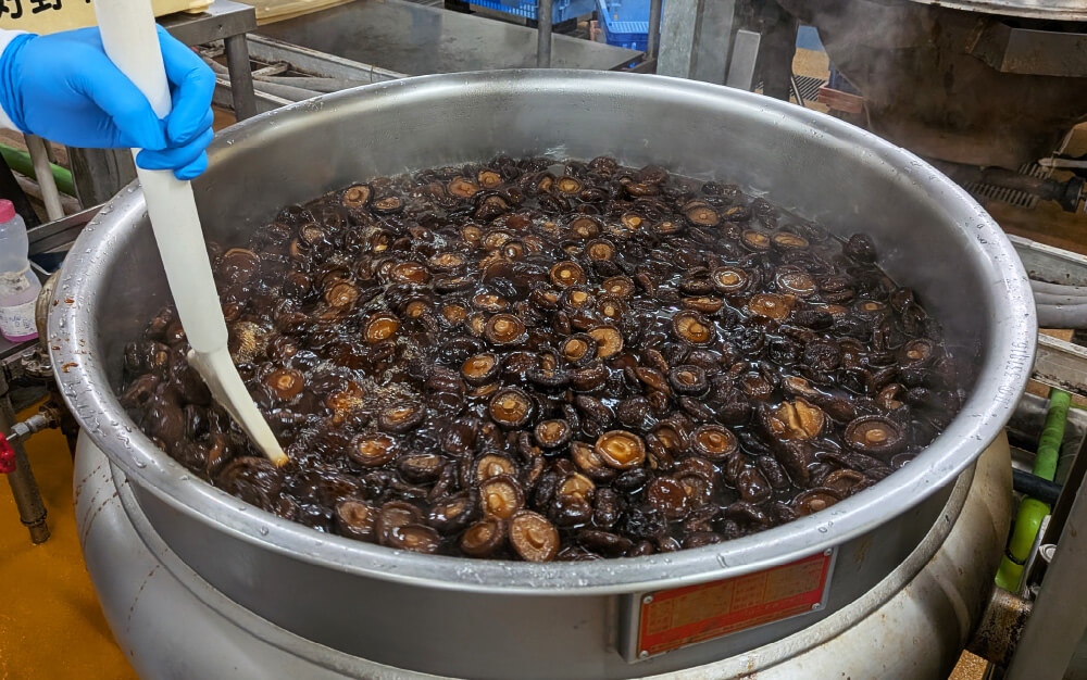 お弁当の調理風景　椎茸に味付けをしています