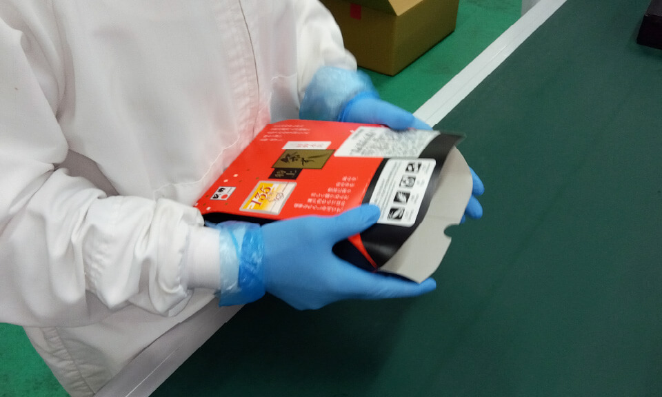 専用スリーブに丁寧に差し込む様子